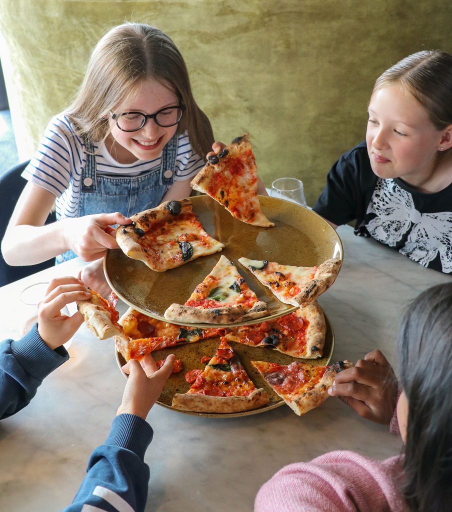 Kids eating pizza